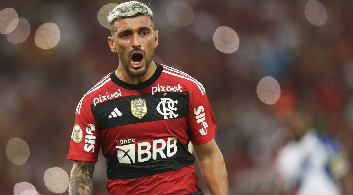 Arrascaeta comemora o segundo gol do Flamengo contra o Fortaleza, no Maracanã
