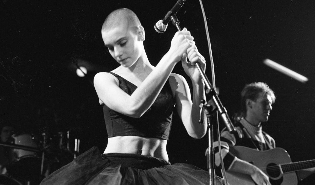 Sinead O'Connor no palco do Olympic Ballroom, em 1988