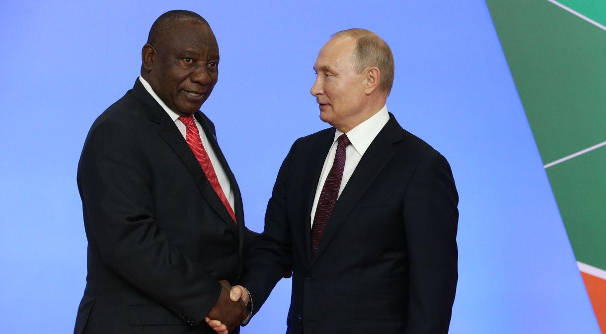 O presidente russo Vladimir Putin (à direita) cumprimenta o presidente sul-africano Cyril Ramaphosa (à esquerda) durante a cerimônia de boas-vindas na Cúpula Rússia-África em Sochi, na Rússia, em 2019.