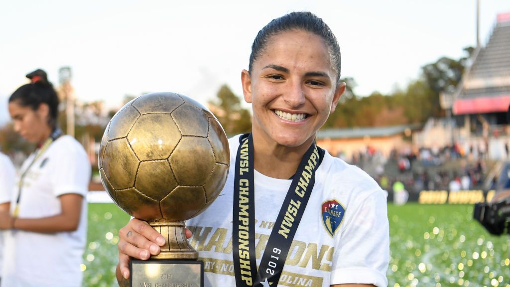 Debinha com o troféu de MVP da final da NWSL em 2019