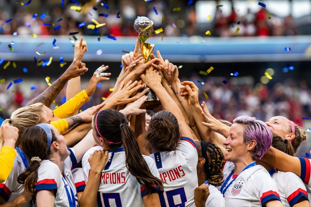 Seleção dos Estados Unidos comemora o título da Copa do Mundo Feminina de 2019, após vitória sobre a Holanda por 2 a 0 na grande final