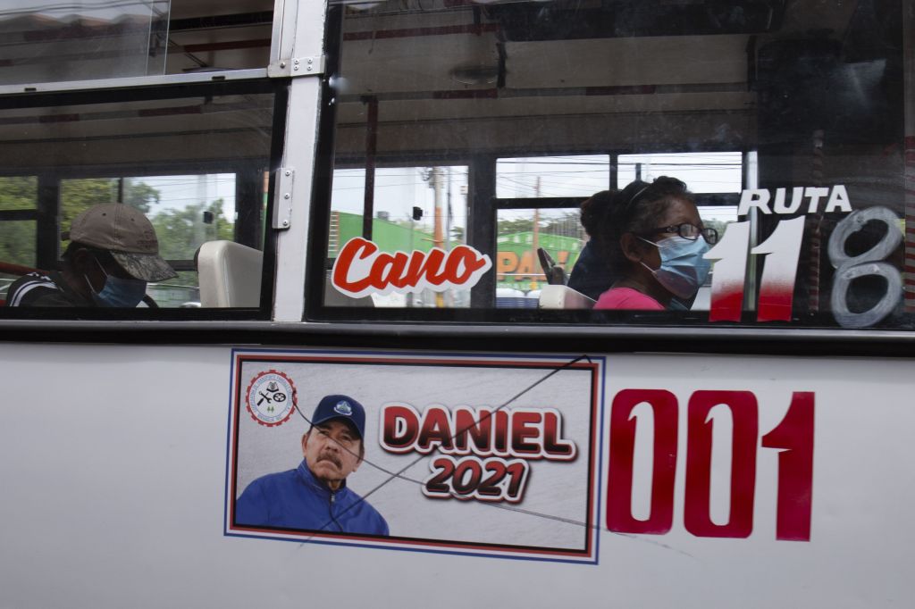 Ônibus público com imagem de Daniel Ortega pichado na Nicarágua
