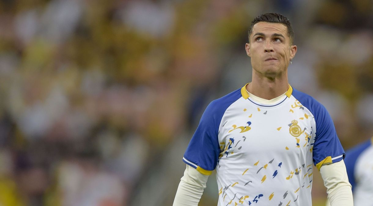 Cristiano Ronaldo se aquece antes de jogo do Al-Nassr contra o Al-Ittihad