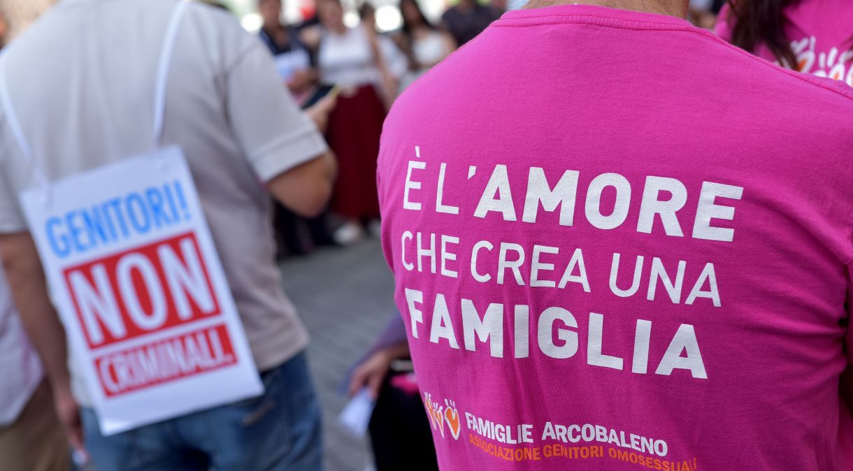 Apoiadores da organização LGBT italiana Rainbow Families Association protestando em Roma em março