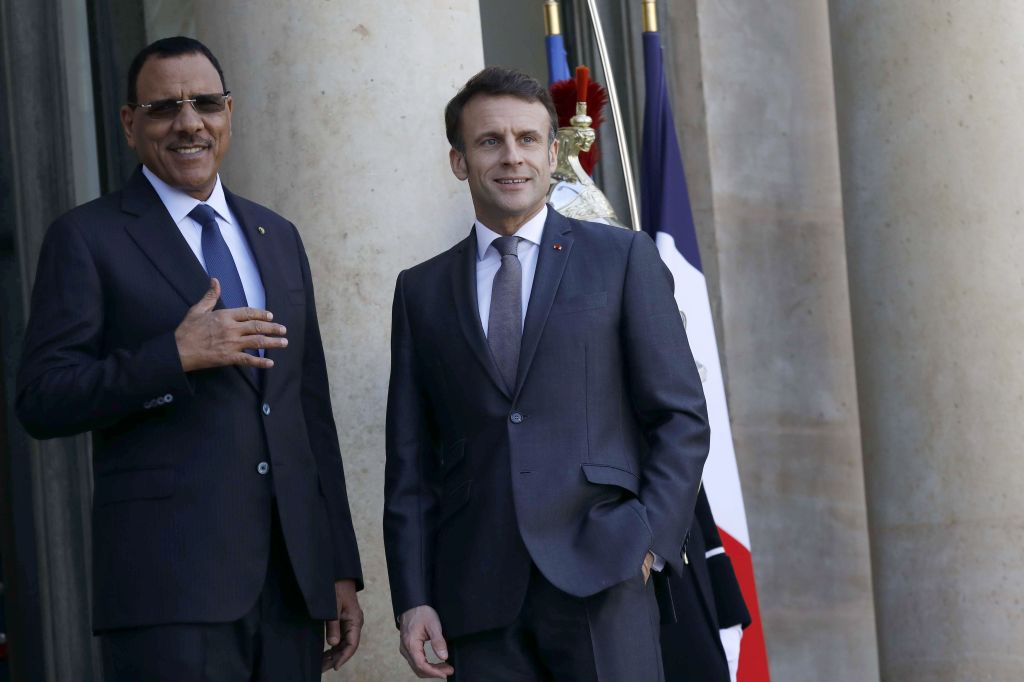 Presidente francês Emmanuel Macron e o então presidente do Niger, Mohamed Bazoum, em Paris, França, em 16 de fevereiro de 2023.