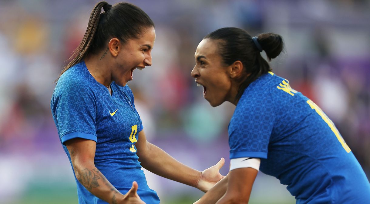 Debinha e Marta em ação pela Seleção Brasileira