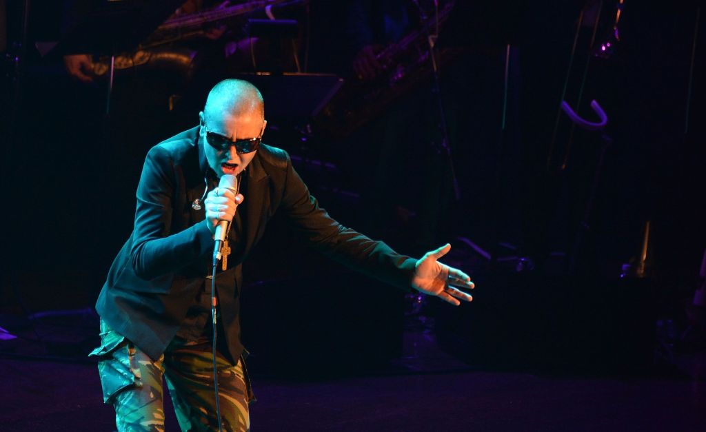 cantora Sinead O'Connor se apresenta no show "Here But I'm Gone: A 70th Birthday Tribute to Curtis Mayfield" no Avery Fisher Hall, em 2012