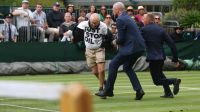 Invasões de ativistas atrapalham partidas em Wimbledon; veja