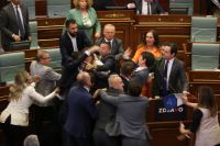 Políticos protagonizam briga generalizada no Parlamento de Kosovo; veja vídeo