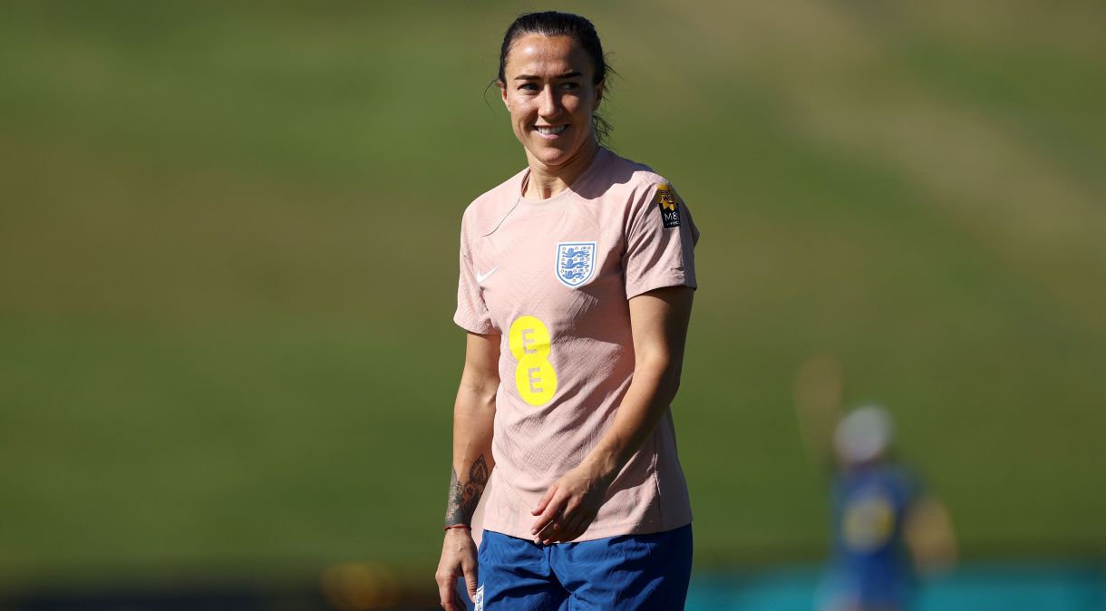 Lucy Bronze treina com a seleção inglesa para a Copa do Mundo Feminina