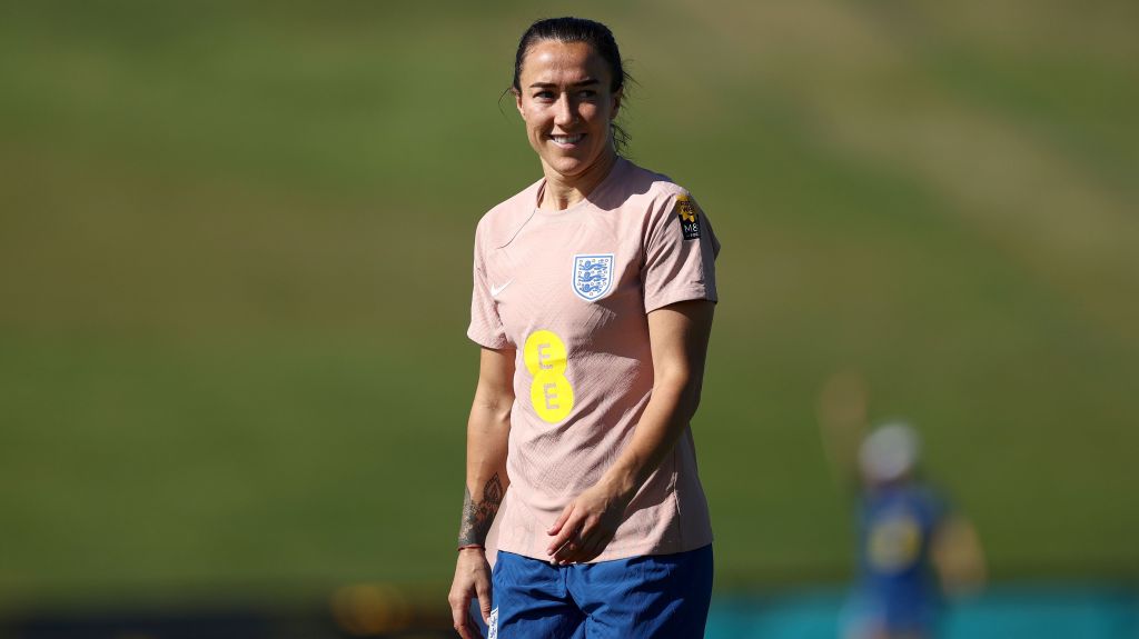 Lucy Bronze treina com a seleção inglesa para a Copa do Mundo Feminina