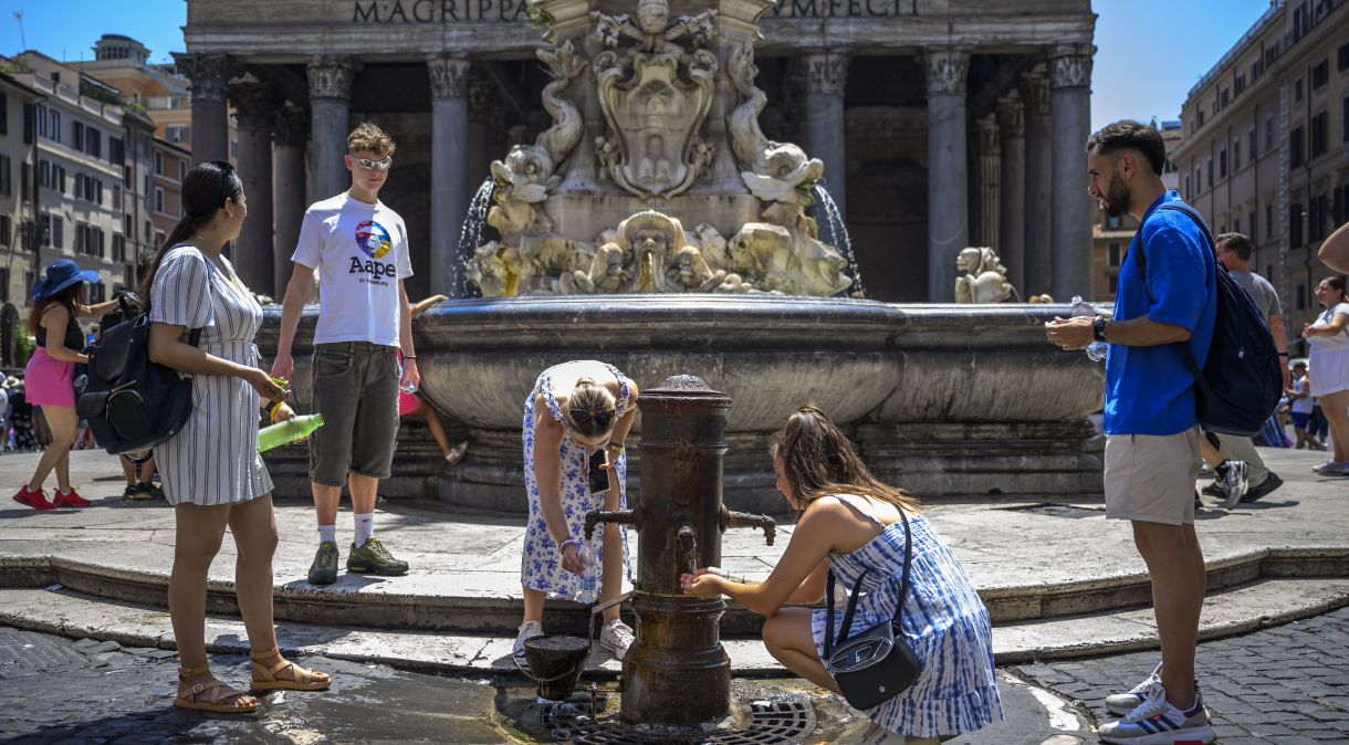 Pessoas se refrescam durante uma onda de calor contínua com temperaturas chegando a 40 graus, na Piazza del Pantheon, em 10 de julho de 2023 em Roma, Itália.