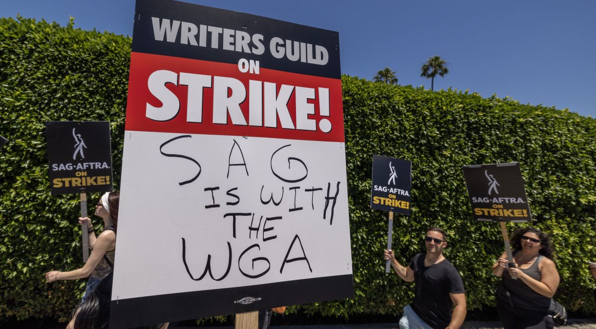 Cartaz diz que o sindicato dos atores está junto com o sindicato com os roteiristas na greve