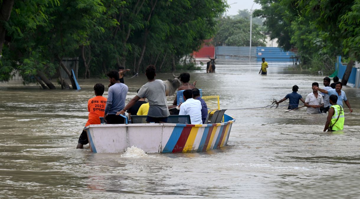 Pessoas sendo resgatadas durante forte enchente do rio Yamuna, na Índia