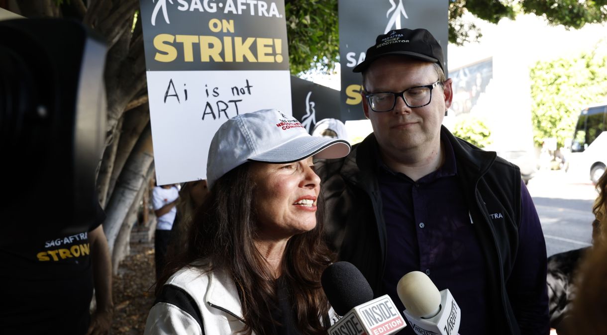 Fran Drescher, presidente do sindicato SAG-AFTRA, durante a greve contra os principais estúdios de cinema e televisão em Hollywood