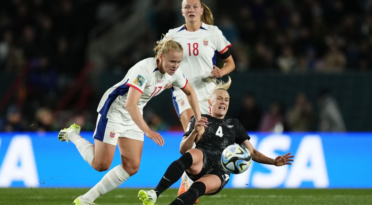 Julie Blakstad da Noruega e Manchester City e Catherine Joan Bott da Nova Zelândia e Leicester City competem pela bola durante primeira rodada da Copa do Mundo Feminina da FIFA na Austrália.