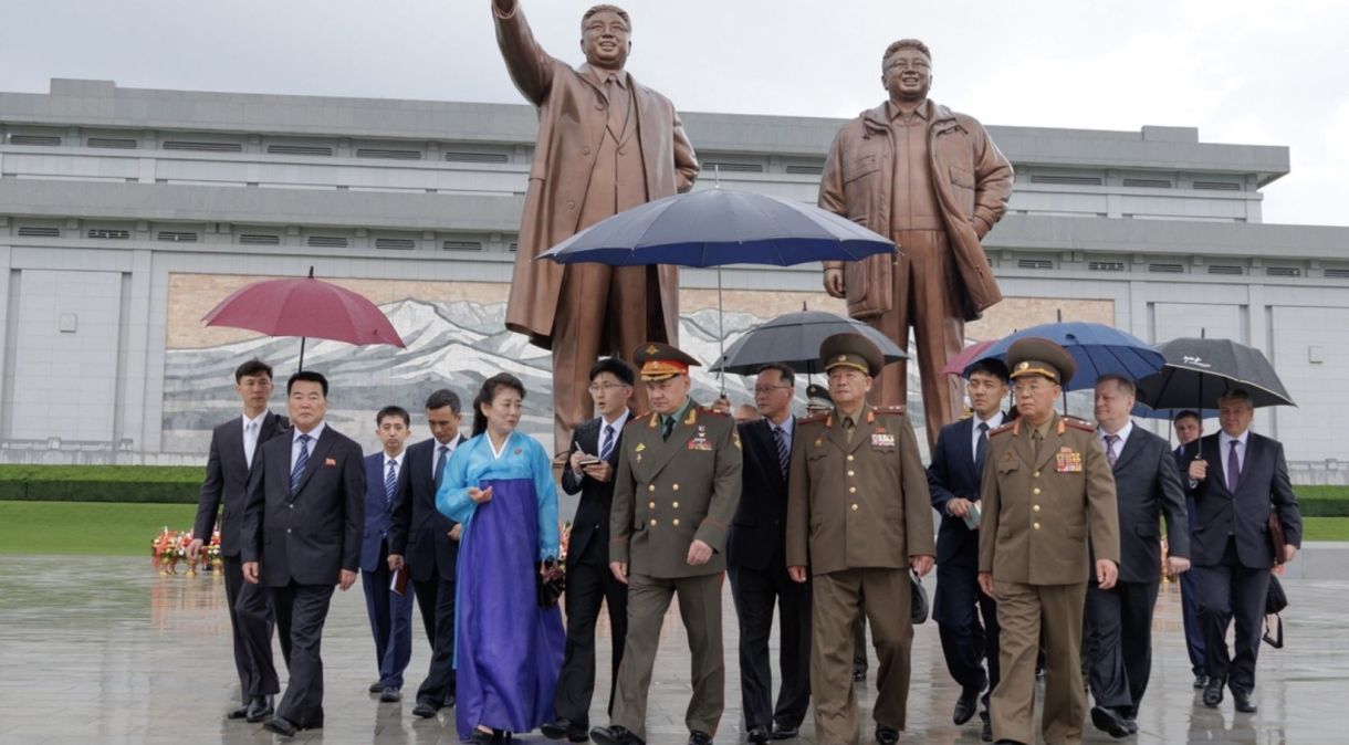 Ministro da Defesa da Rússia, Sergei Shoigu e membros da delegação militar russa visitam os monumentos de Kim Il Sung e Kim Jong Il na Colina Mansu em Pyongyang, Coreia do Norte, em 26 de julho de 2023.