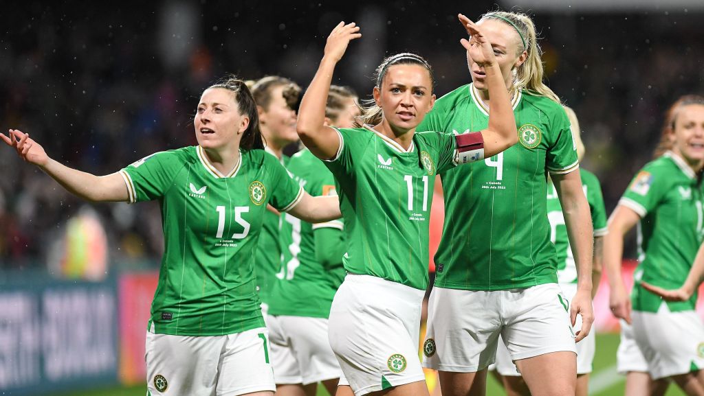 Katie McCabe comemora o gol da Irlanda diante do Canadá