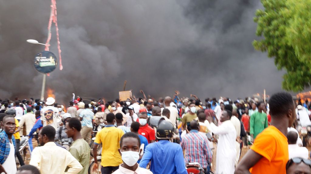 Fumaça sobe aos céus após apoiadores de golpe no Niger atearem fogo na sede do partido do presidente Mohamed Bazoum, em 27 de julho de 2023.