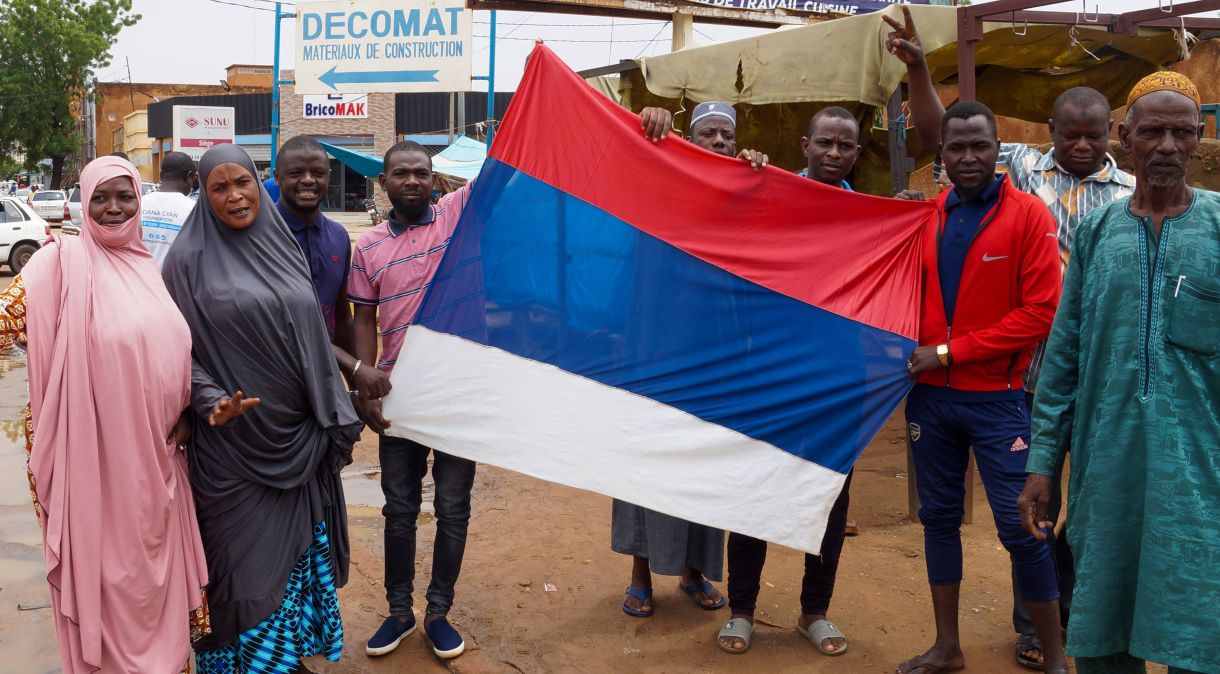 Apoiadores do golpe no Niger estendem bandeira da Rússia enquanto tomam as ruas em Niamey, em 27 de julho de 2023.