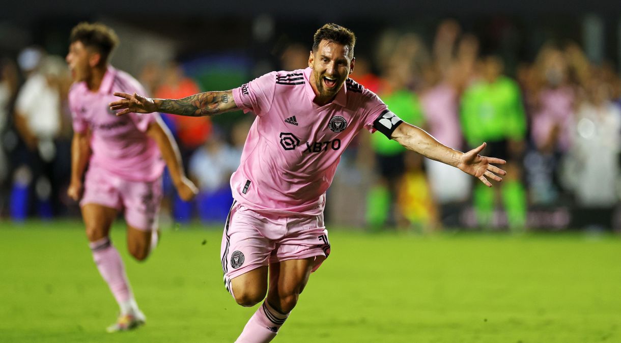 Messi comemora golaço na estreia pelo Inter Miami