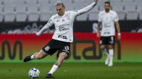 Roger Guedes ultrapassa Jô, Corinthians vence e afunda o Vasco na lanterna