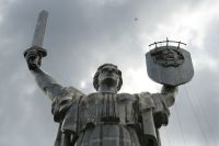 Ucranianos desmantelam símbolos soviéticos em monumento de Kiev; veja fotos