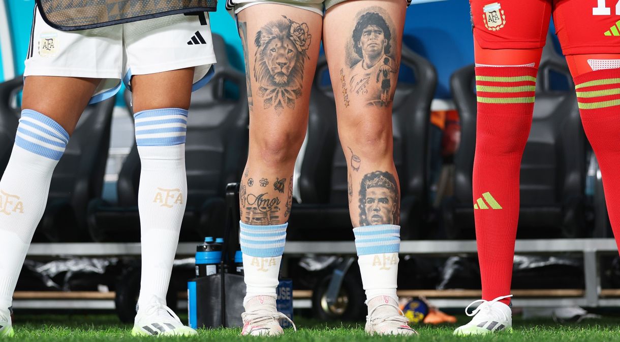 Yamila Rodríguez, da Argentina, e suas tatuagens na perna esquerda: acima, Maradona; abaixo, Cristiano Ronaldo