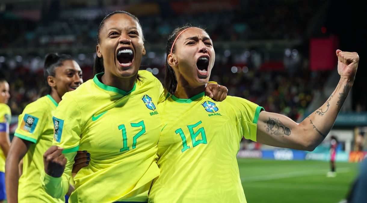 Ary Borges e Bia Zaneratto comemoram gol do Brasil contra o Panamá