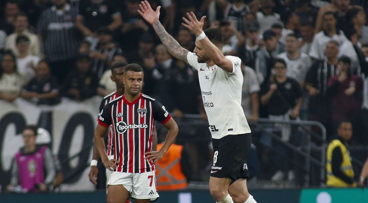 Renato Augusto comemora o primeiro gol marcado contra o São Paulo