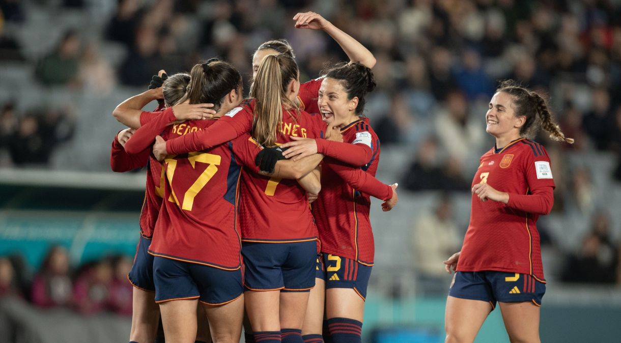 Jogadoras da seleção espanhola comemoram gol marcado contra a Zâmbia