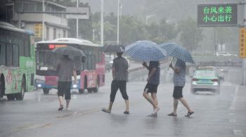 Dezenas de milhares de pessoas fugiram de suas casas com a passagem do tufão Doksuri; fenômeno deixou 4 mortos na China