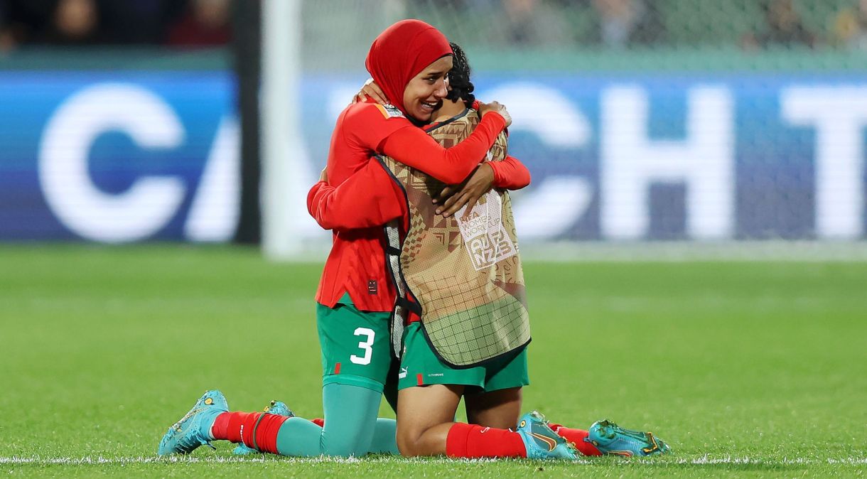 Nouhaila Benzina e Sofia Bouftini comemoram a classificação de Marrocos às oitavas de final