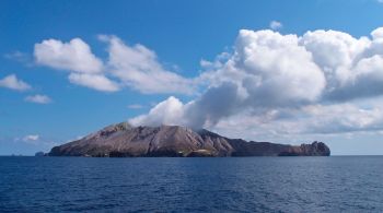 Sobreviventes da erupção em Whakaari descreveram a sensação "como se alguém tivesse esquentado várias agulhas até que ficassem quentes como ferro e depois estivessem enfiando todas elas em você"