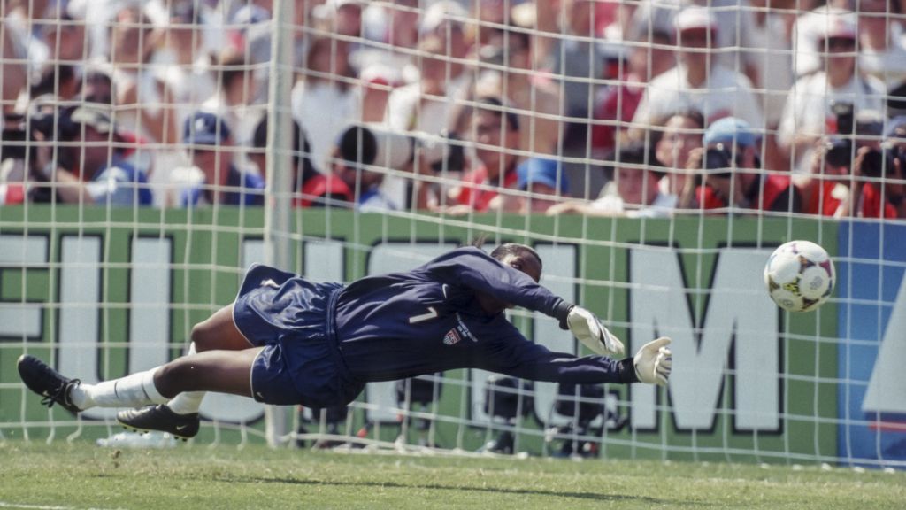 Briana Scurry defende pênalti na final do Mundial de 1999, nos Estados Unidos