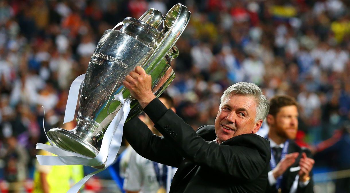 Carlo Ancelotti com a taça de campeão da Champions League