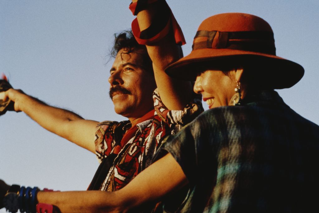 Daniel Ortega e sua esposa Rosario Murillo na Nicarágua, em 26 de junho de 1990