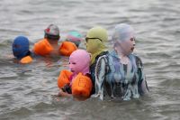 Conheça o “facekini”: máscara que cobre o rosto todo para proteger contra o sol é moda no verão chinês