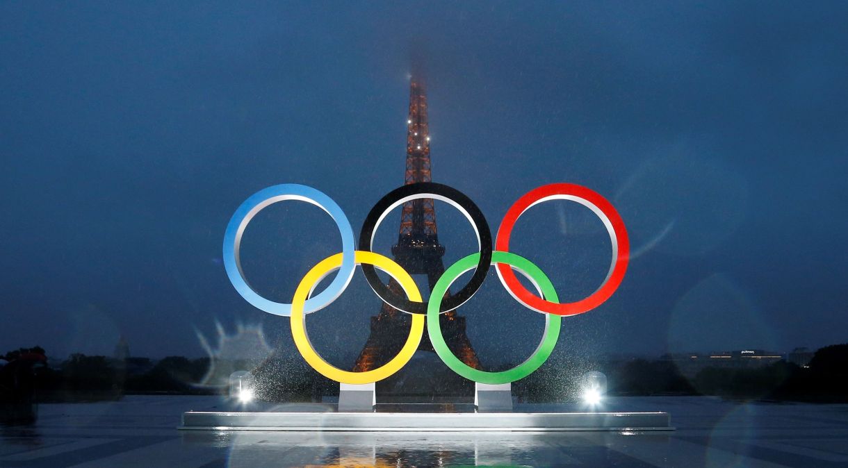 Anéis olímpicos em frente à Torre Eiffel, marco de Paris, sede dos Jogos de 2024