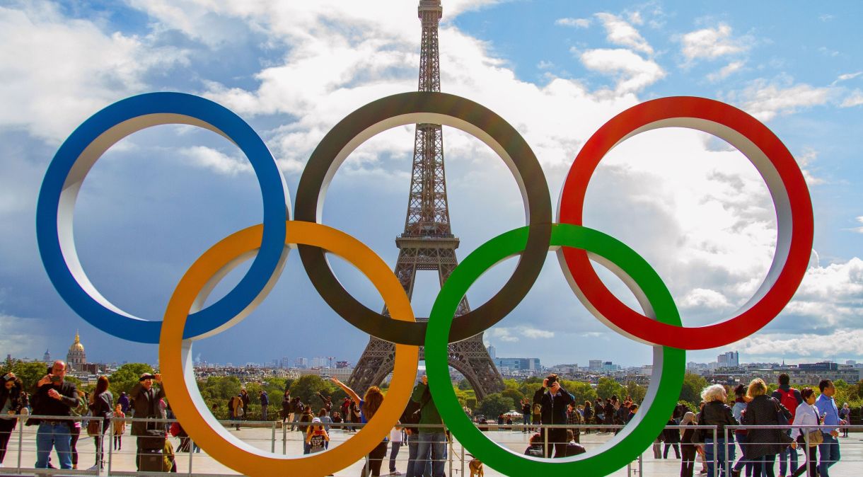 PARIS, ILE DE FRANCE, FRANCE - 2017/09/14: The Olympic Rings being placed in front of the Eiffel Tower in celebration of the French capital won the hosting right for the 2024 summer Olympic Games. (Photo by Nicolas Briquet/SOPA Images/LightRocket via Getty Images)