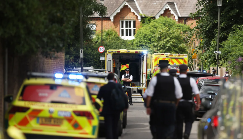 A polícia e os serviços de emergência atendem ao local do acidente de carro em 6 de julho de 2023 em Wimbledon, Londres.