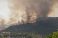 Após destruir ilhas, incêndios florestais se espalham pela Grécia continental