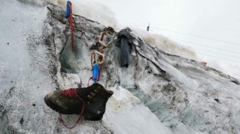 Cientistas alertam para aumento no nível de degelo nas geleiras, que acaba revelando objetos e até restos mortais desaparecidos há décadas
