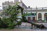 Pior momento do ciclone passou, mas região Sul e litoral de SP deverão ter rajadas nesta 6ª, dizem meteorologistas