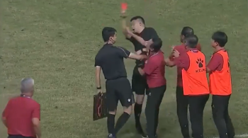 Xin Duan, do Liaoning Shenyang, não concordou com a marcação de um pênalti contra a sua equipe