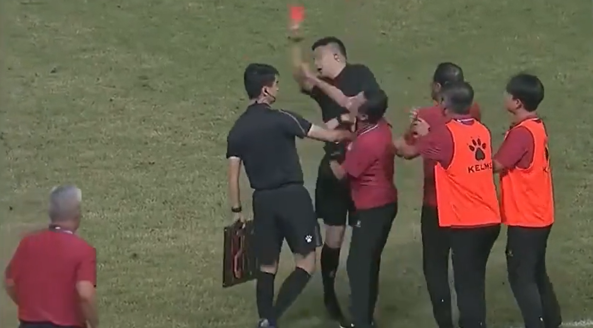 Técnico de time chinês dá tapa em árbitro após pênalti contra o seu time