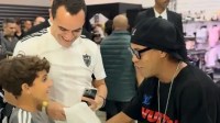 Lendas do Galo: Ronaldinho Gaúcho atende torcedores do Atlético-MG em BH