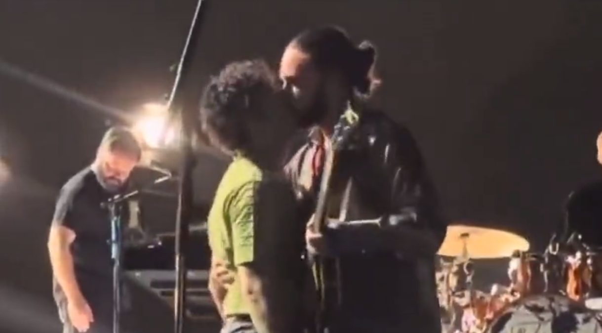 Vocalista Matty Healy e baixista Ross MacDonald, da banda britânica The 1975, se beijam em show na Malásia