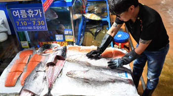 Embora a Coreia do Sul proíba importações de frutos do mar de Fukushima desde 2013, compradores temem que resíduos impactem vida marinha para além das águas japonesas