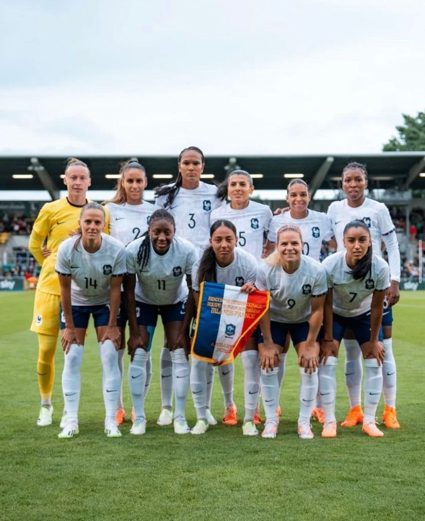 Jogadoras da França tiram a foto do time pré-jogo